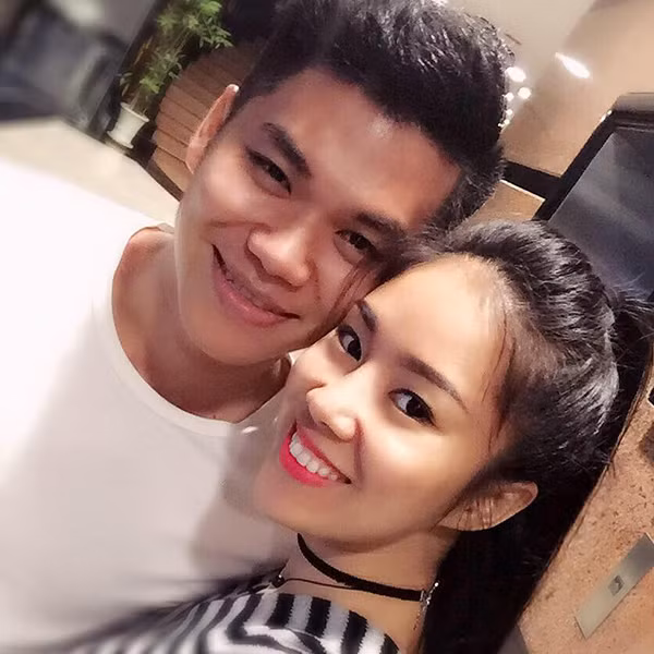 “Phụ nữ có con và trải qua một lần đổ vỡ ít nhiều mang mặc cảm khi bắt đầu mối quan hệ mới, thế nhưng điều quan trọng là người đàn ông của mình cảm thấy tự tin về mối quan hệ. Anh ấy giúp tôi vượt qua lo lắng vể tuổi tác. Đôi lúc tôi cũng quên mất tuổi tác. Và rõ ràng nếu tình yêu đó khiến bạn tươi vui và có thêm động lực để làm việc thì đó là tình cảm tích cực.” - Lê Phương chia sẻ về bạn trai hiện tại. Thậm chí, cặp đôi còn tính tới chuyện tổ chức đám cưới sau Tết Nguyên đán 2017: “Đến thời điểm này gia đình hai bên đã chọn và thống nhất thời gian thích hợp, nhưng chúng tôi còn đang cân nhắc ngày giờ cụ thể. Chúng tôi dự định tổ chức lễ cưới đơn giản trong bầu không khí hai gia đình gặp nhau và đãi khách mời thế nào cho tiện nhất.”.