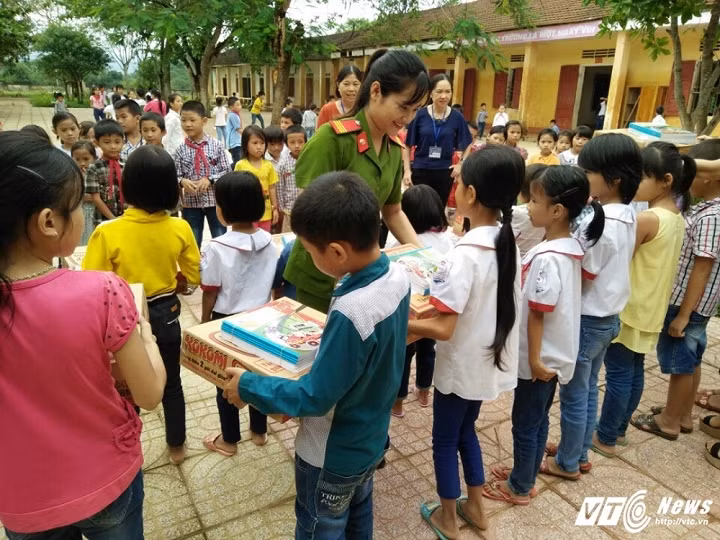 Không chỉ vậy, cô bạn còn trực tiếp trao sách, vở và mỳ tôm cho học sinh trường Tiểu học Hương Đô, Hương Khê. Ngoài ra,cô bạn xinh đẹp này còn tổ chức thăm hỏi, động viên các cụ già neo đơn tại địa phương.