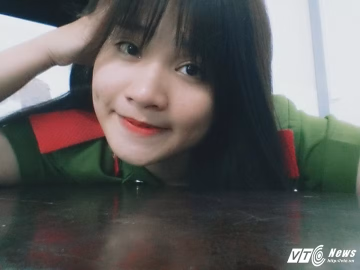 Nhận thấy bản thân mới tốt nghiệp ra trường kinh nghiệm yếu và còn nhiều thiếu sót, cô gái Cẩm Tiên đã tích cực học hỏi và không ngừng trau dồi kỹ năng chuyên môn, áp dụng kiến thức nghiệp vụ đã học vào công việc. Nữ cảnh sát xinh đẹp Cẩm Tiên cho biết: “Công việc thực tế đòi hỏi trình độ nghiệp vụ cao nên mình luôn tìm tòi, sáng tạo để hoàn thành tốt nhiệm vụ được giao. Bên cạnh đó, mình còn nhận được sự quan tâm của các cấp lãnh đạo, sự hướng dẫn tận tình của các anh,chị trong cơ quan nên bản thân có thêm động lực để phấn đấu”.