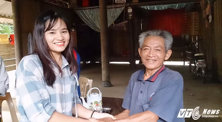 Nhìn hình ảnh gia súc bị lũ cuốn trôi, những ngôi nhà, trường học bị ngập nước, tốc mái, cô bạn cảm thấy rất đau lòng. Cẩm Tiên cho rằng thời điểm này, những món quà từ thiện là rất cần thiết đối với bà con vùng lũ miền Trung.