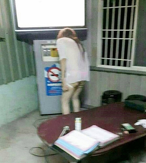 Anh ta ngay lập tức vọt lên, đứng chờ ở cửa để đợi chân dài quay mặt lại. Hỡi ôi, có lẽ nằm mơ, anh cũng chẳng ngờ nhan sắc của người sở hữu bóng lưng đẹp mỹ miều lại xấu khó tả như vậy.