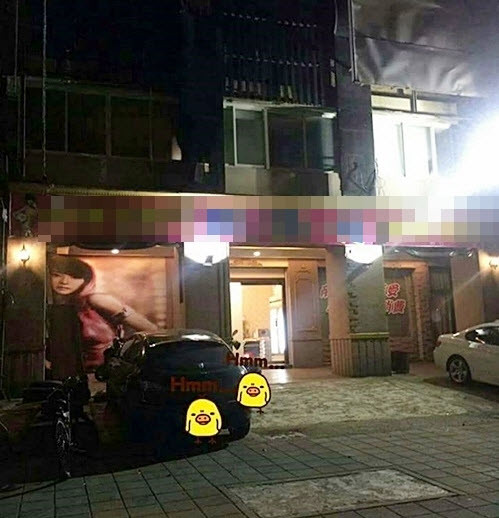 Tính tò mò nổi lên, anh chàng vội vàng bám theo để một lần được chiêm ngưỡng nhan sắc của chân dài. Trời không phụ lòng người khi người ấy cũng xuống xe và bước vào một cửa hàng nhỏ.