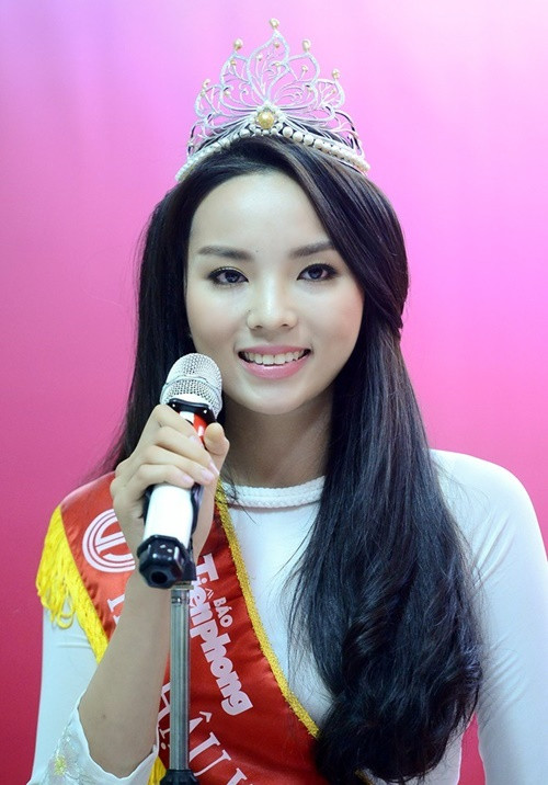 Có thể thấy, thời khắc đăng quang, hoa hậu Kỳ Duyên sở hữu khuôn mặt tròn, bầu bĩnh.
