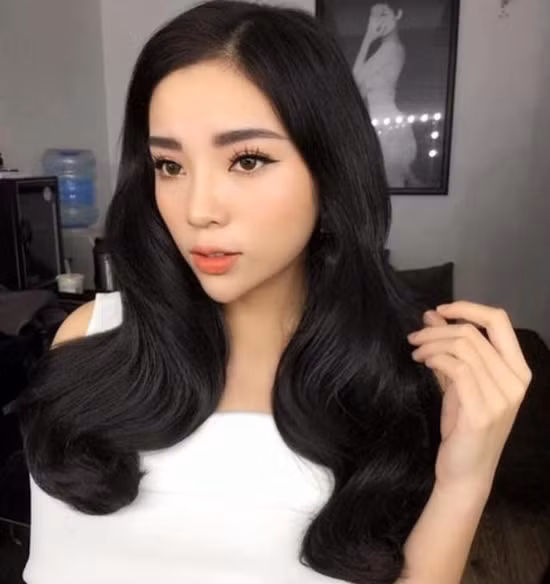 Hoa hậu Việt Nam 2014 xuất hiện trước công chúng với diện mạo mới mà điểm nhấn là chiếc cằm nhọn hoắt, gương mặt V-line và hàm răng trắng sáng. Điều này làm dấy lên nghi ngờ Kỳ Duyên đã đi phẫu thuật cằm.