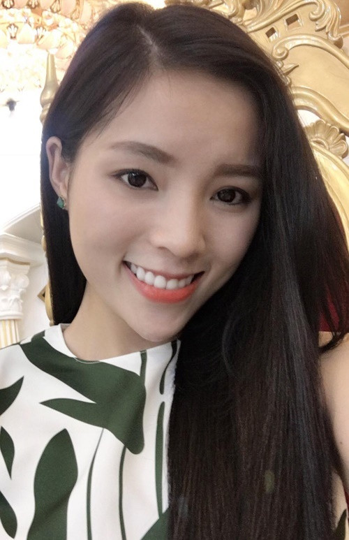 Sau đó, Kỳ Duyên lại tiếp tục xuất hiện chiếc cằm dài nhọn hoắt, kém duyên. Trước những thắc mắc của cộng đồng mạng, Kỳ Duyên chọn phương pháp im lặng.