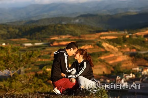 Trong nhiều bức ảnh, MC xinh đẹp Hoàng Linh khéo léo giấu mặt bạn trai