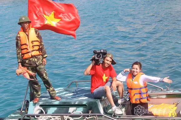  MC Hoàng Linh là gương mặt quen thuộc với khán giả trong chương trình "Chúng tôi là chiến sĩ". Cô sinh năm 1985, có ngoại hình khả ái và lối dẫn hoạt bát, thông minh. Năm 2012, cô lên xe hoa với đồng nghiệp - MC Trung Nghĩa của chương trình "Đừng để tiền rơi", "Vũ điệu xanh" (VTV6),... Cả hai nên duyên nhờ thời gian cùng dẫn "Cà phê sáng" trên VTV3. Đôi vợ chồng có một cặp song sinh Gà và Bon. Từ hơn một năm nay, hôn nhân của Hoàng Linh - Trung Nghĩa đã bị đồn đổ vỡ nhưng người trong cuộc không hề xác nhận.