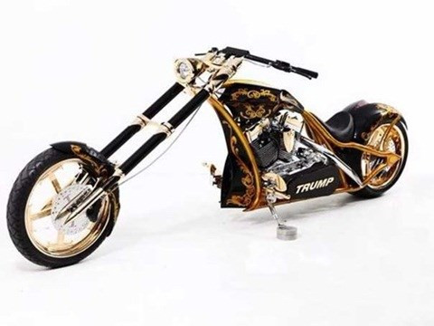 2. Xe chopper dát vàng Hồi năm 2012, ông Trump đã sở hữu chiếc xe chopper dát vàng 24k. Chiếc xe này do nhân viên của hãng độ xe Orange County Choppers thực hiện. Những người này đánh giá, đây là một trong những chiếc xe xuất sắc nhất mà họ đã "độ". Tên của ông Donald Trump được ốp trên thân xe. Khi nhận xe, ông Trump đánh giá, đây là chiếc xe đẹp hơn tưởng tượng, một chiếc xe đậm chất Mỹ. Theo hợp đồng với hãng Orange County Choppers, chiếc chooper đặc biệt này được thiết kế và chế tạo bởi chính cha đẻ của hãng – ông Paul Teutul Sr. Xe được mạ vàng 24k với những bộ phận được đặt làm riêng.