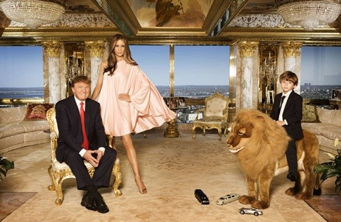 3. Cửa nhà dát vàngCăn penthouse tuyệt đẹp của Donald Trump nằm trong Trump Tower ở Newyork. Căn penthouse này nằm ở Manahattan có 3 tầng được thiết kế kiểu cổ điển mang dáng dấp lâu đài Versailles (Pháp).Cửa ra vào của căn penthouse khá lớn được dát vàng, nạm kim cương. Tường được ốp đá cẩm thạch rất tráng lệ. Trên trần nhà là bức tranh vẽ về thần thoại Hy Lạp. Căn nhà ngập trong sắc vàng, đèn chùm lộng lẫy. Thậm chí, tỷ phú Trump còn xây dựng cả thác nước và tượng thần Eros và Psyche bên trong.