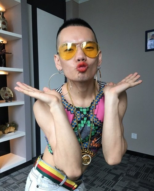 Nhiều người không ngừng mắng nhiếc thanh niên này, cho rằng anh mắc chứng hoang tưởng. Tuy vậy, "Quỷ nam Thâm Quyến" không hề quan tâm, vẫn thường xuyên đăng ảnh, clip gây sốc.