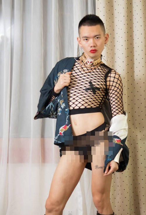 "Quỷ nam Thâm Quyến" nổi tiếng bằng việc màn ăn mặc chẳng giống ai, sẵn sàng tạo dáng thô tục, lố bịch. Anh chàng này không ngần ngại tự nhận mình là "đẹp trai siêu cấp", có phong thái "nam thần vũ trụ".