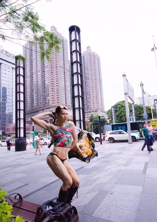 Những hình ảnh về một chàng trai mặc lố bịch, nhảy múa gợi cảm quá đà trên phố Hà Trì, Quảng Tây, Trung Quốc đang được cư dân mạng truyền tay nhau. Được biết, chàng trai này có biệt danh "Quỷ nam Thâm Quyến", rất nổi tiếng trên mạng xã hội Trung Quốc. Khi biết có người chụp ảnh, anh chàng càng nhảy táo bạo hơn.