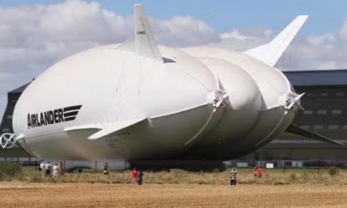 May bay lon nhat the gioi dai 92 m sap cat canh