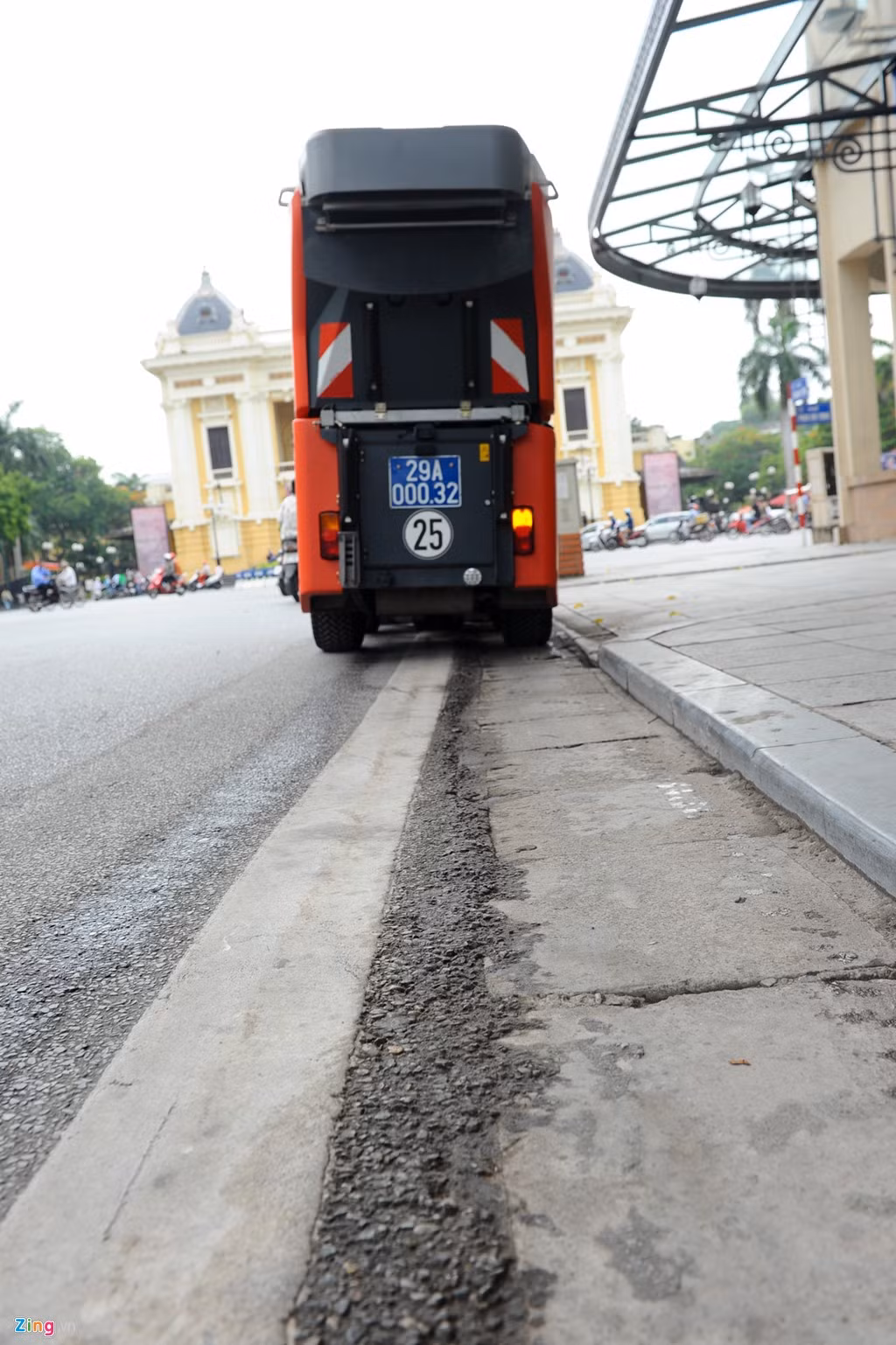 Đoạn đường sạch bóng nơi xe vừa đi qua.