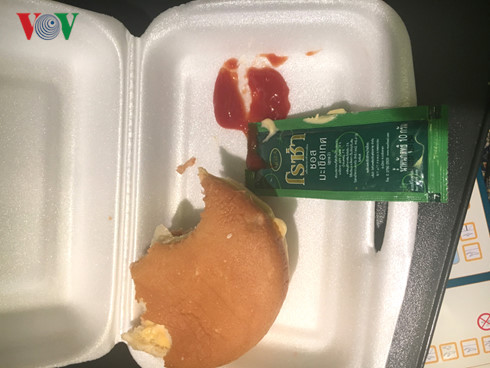 Suất ăn hành khách được phát trên máy bay sau mấy tiếng chờ đợi.