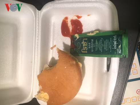 Suất ăn hành khách được phát trên máy bay sau mấy tiếng chờ đợi.