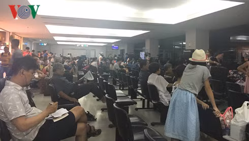 Hành khách chờ đợi tại sân bay của Lào.