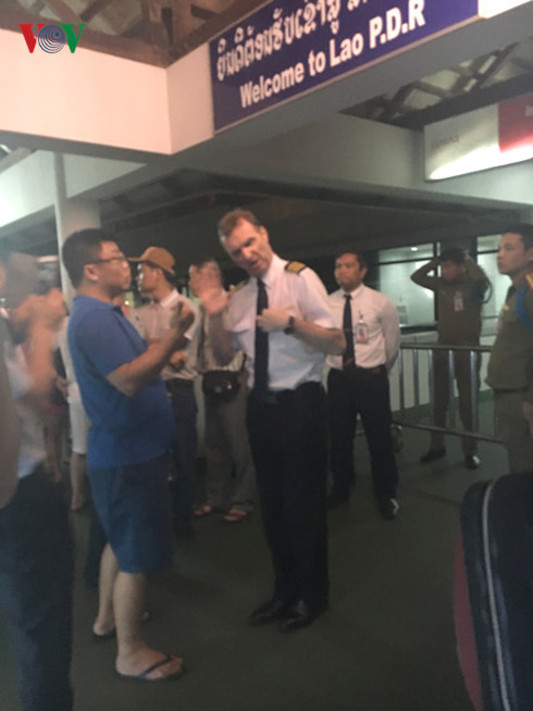 Cơ trưởng chuyến bay cố gắng thuyết phục hành khách lên máy bay quay về Hà Nội.