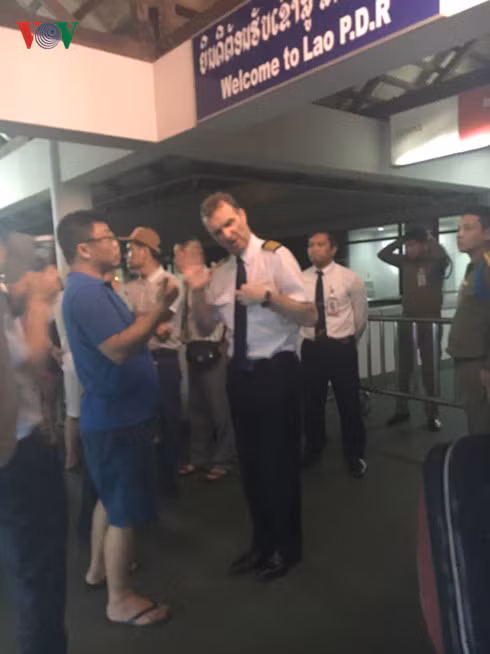 Cơ trưởng chuyến bay cố gắng thuyết phục hành khách lên máy bay quay về Hà Nội.