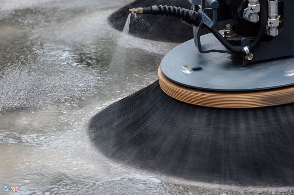 Mỗi bên chổi có một chiếc vòi phun nước nhỏ nên dù chổi hoạt động mạnh, bụi cũng không bị cuốn lên.