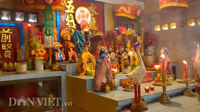 Bên trong miếu Hòn Bà thờ cúng bà Thủy Long thần nữ với mong muốn bà phù hộ cho những người làm nghề đánh cá trên biển.