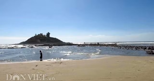 Chúng tôi đi bộ xuống bãi tắm, hướng về chân dốc Nghinh Phong để nhìn cận cảnh và đặt chân xuống đường đá để thử cảm giác thú vị khi chinh phục con đường kỳ lạ dưới biển này. Con đường được tạo thành từ rất nhiều những tảng đá nhỏ, lại có rất nhiều hàu bám vào sinh sống. Vỏ hàu sắc, đá trơn trượt, đi lại không dễ dàng, nếu không cẩn thận là rất dễ bị thương.