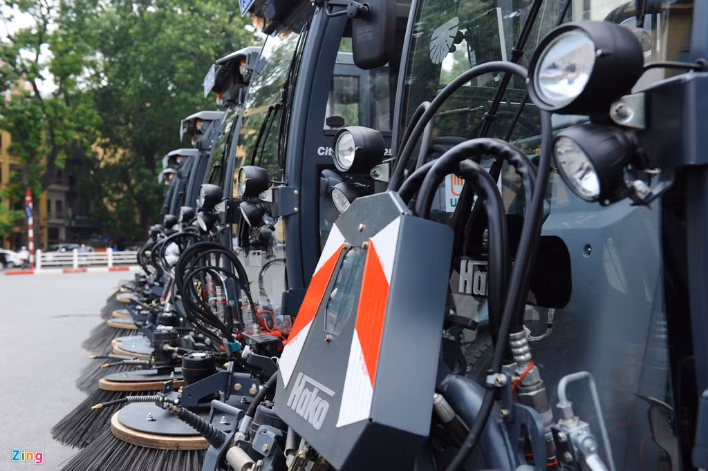 Đây là những chiếc xe quét đường hiện đại, được nhập khẩu nguyên chiếc từ Đức, lần đầu tiên được đưa vào sử dụng ở Việt Nam.