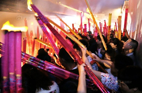 Cứ vào dịp thi đại học, tại trường cấp 3 Mao Đàn, thành phố Lục An, tỉnh An Huy, Trung Quốc, hàng nghìn bậc phụ huynh đã tới đây cúng bái tại cây thần, tranh nhau trong vài phút để cầu thần cây phù hộ con mình thi tốt. Hương khói nghi ngút không ngừng bắt đầu từ khi học sinh bước vào chặng đường ôn thi đại học. Càng gần đến ngày thi, các bậc phụ huynh lại càng điên cuồng cùng bái, đốt cả tấn hương mỗi ngày.