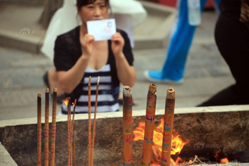 Những người đang quỳ lạy ở phía trước không ngừng bị những người ở phía sau thúc giục, kèm theo những lời cầu khấn. Nếu như không đứng gần họ thì cả không gian lúc đó chỉ có thể nghe thấy những tiếng lầm rầm cầu xin.