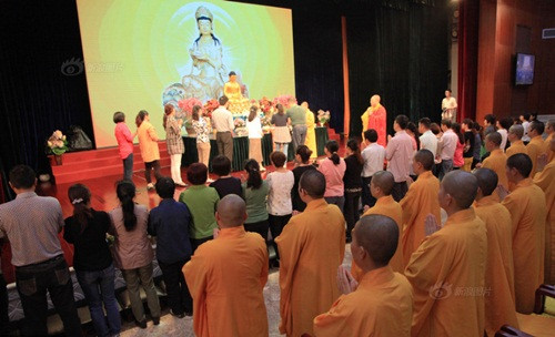 Cách đây một năm cũng vào dịp thi đại học, tại thành phố Nam Kinh, tỉnh Giang Tô, hội Phật học đã tổ chức một lễ cầu thi đại học.