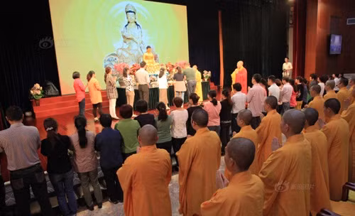 Cách đây một năm cũng vào dịp thi đại học, tại thành phố Nam Kinh, tỉnh Giang Tô, hội Phật học đã tổ chức một lễ cầu thi đại học.