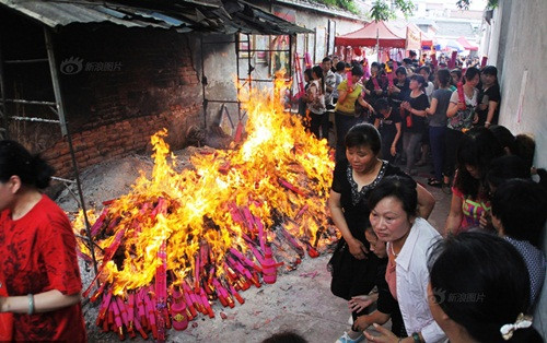 Vì lượng người quá đông nên những người may mắn đến được dưới cây thần cũng không có cơ hội để tới gần bàn thờ. Và vì không có chỗ để quỳ lạy, cúng vái, người dân đã ném hương trực tiếp vào lửa.