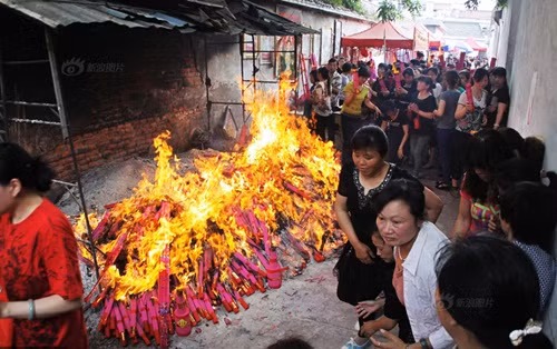 Vì lượng người quá đông nên những người may mắn đến được dưới cây thần cũng không có cơ hội để tới gần bàn thờ. Và vì không có chỗ để quỳ lạy, cúng vái, người dân đã ném hương trực tiếp vào lửa.