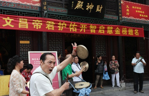 Cũng trong tư thế "tất cả vì tương lai con em chúng ta", ở Tân Châu, Vũ Hán hàng chục ngàn người đã tụ tập tự phát trước cổng trường để đưa các thí sinh đi thi đại học.