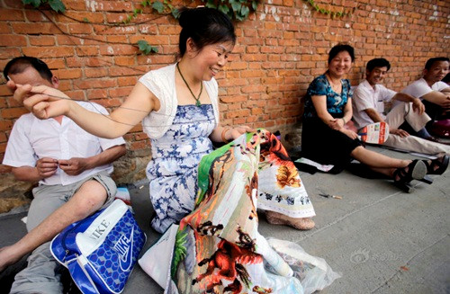 Bên ngoài bờ tường trường cấp 3 Hồng Sơn, các vị phụ huynh ngồi kín trên đường, có cả một bà mẹ mang tranh thêu chữ thập đi để thêu cho con mình những dòng chữ may mắn, đợi đến hết giờ thi thì tặng cho con. Tại thành phố Cát Lâm tỉnh Cát Lâm, các vị phụ huynh thắp hương quỳ lạy để mong cho con mình đỗ đại học.