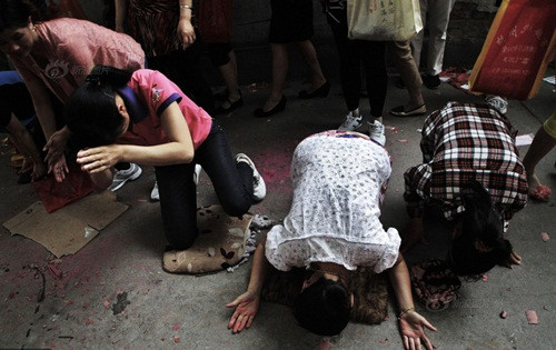 Đông đúc, chật chội nhưng các bậc phụ huynh vẫn cố gắng bon chen vào được khu vực dưới cây thần để cúng bái, mong thần linh nghe được lời khẩn cầu mà phù hộ cho con em họ thi tốt.