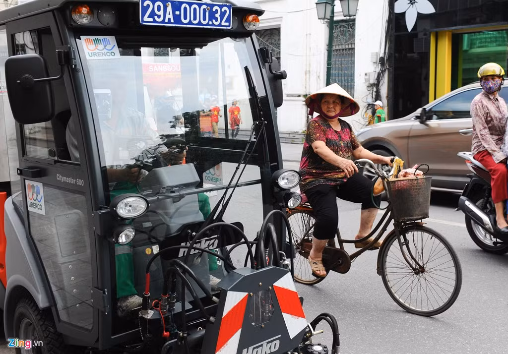 Việc thử nghiệm xe quét đường hiện đại thu hút nhiều sự chú ý của người đi đường.