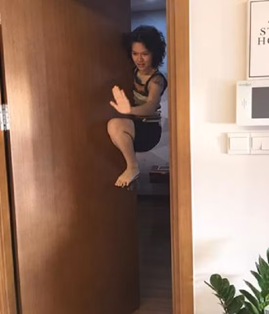 Ca sĩ Tiên Tiên, người luôn nổi tiếng với những bức ảnh tạo dáng bá đạo, lạ lùng không giống ai đã đăng bức ảnh "Người nhện" đi giải cứu thế giới khiến cho fan của cô cười nghiêng ngả.