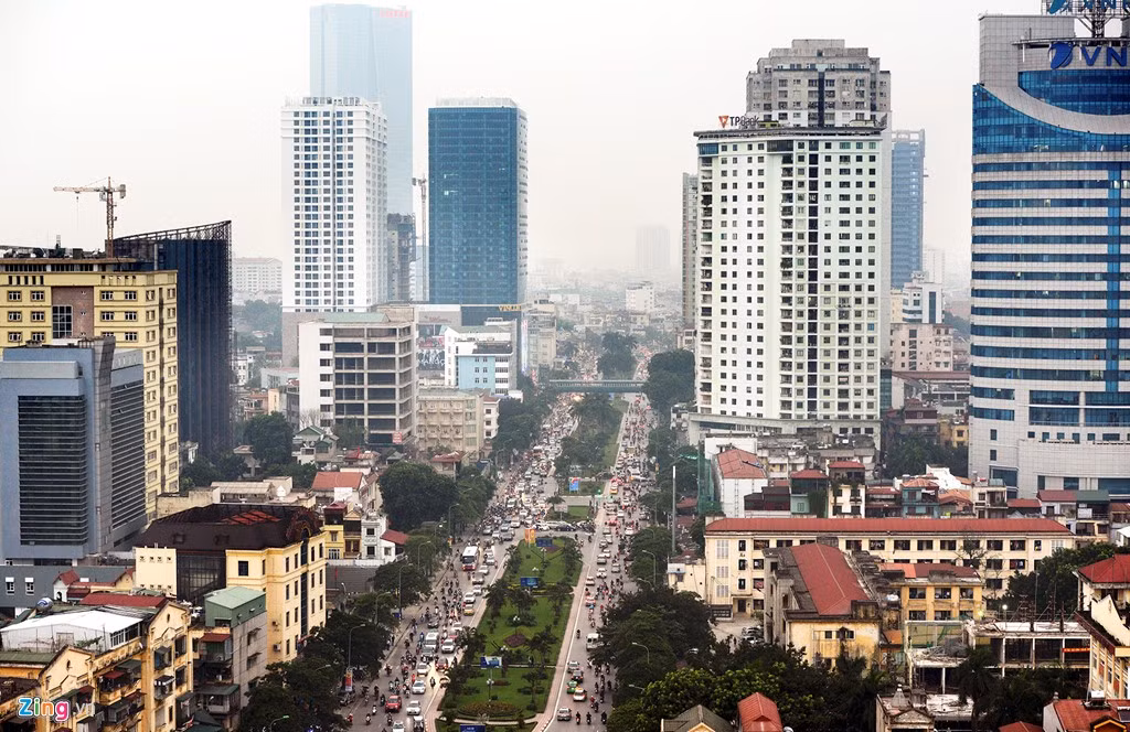 Con đường từng được vinh danh là đẹp nhất Việt Nam nay đã "nghẹt thở" bởi hàng chục toà cao ốc, chung cư mọc lên san sát.