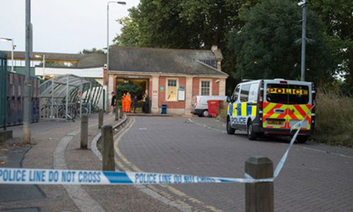 Mot thanh nien mat mang vi tho dau ra cua so tau