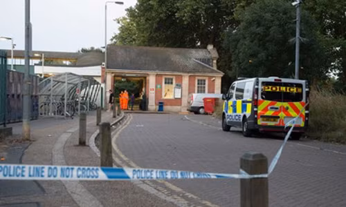 Mot thanh nien mat mang vi tho dau ra cua so tau