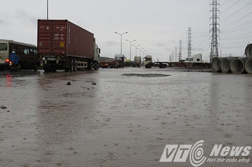 Mặt đường biến thành sông.