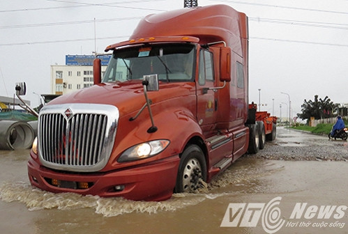 Chiếc xe đầu kéo "bơi" trên mặt đường ngập nước.