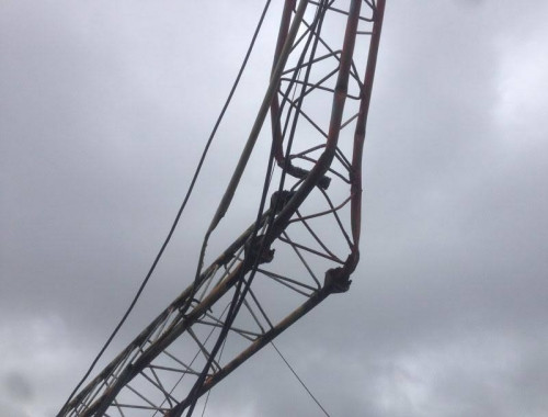 Đoạn cột bị uốn cong.