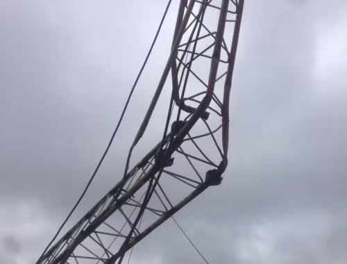 Đoạn cột bị uốn cong.