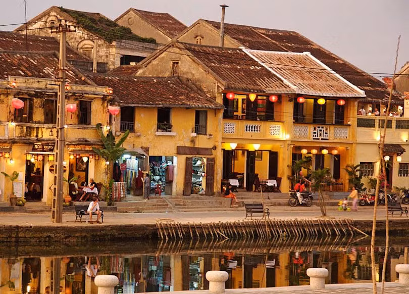 4. Hội An, Việt Nam Hội An là cảng biển quốc tế từ thế kỷ 16 và nay là điểm du lịch nổi tiếng của Việt Nam. Với hệ thống kênh rạch chằng chịt, Hội An được mệnh danh là "Venice của Việt Nam".