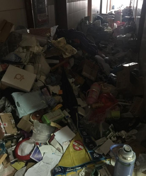 Và các cô gái cũng đã phải đeo khẩu trang, găng tay tự dọn dẹp đống rác khổng lồ.