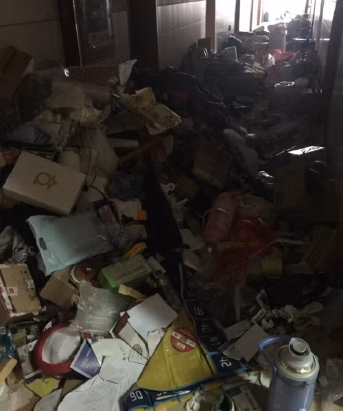 Và các cô gái cũng đã phải đeo khẩu trang, găng tay tự dọn dẹp đống rác khổng lồ.