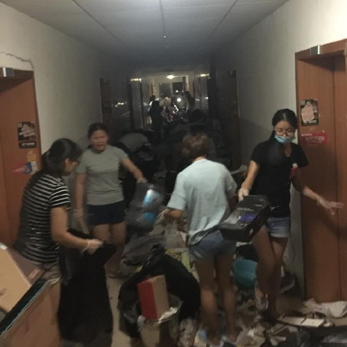 Đây không phải lần đầu tiên hình ảnh rác thải ngập ngụa ở ký túc xá. Trước đó, mạng xã hội Trung Quốc từng đăng tải cảnh tượng ngập rác của ký túc xá Học viện Hậu cần Hồ Nam. Sau khi các sinh viên dọn dẹp phòng để chuyển sang ký túc xá mới thì chất thải đã bị chất đống lên và không được dọn dẹp, mọi thứ đều bẩn thỉu, ngổn ngang.