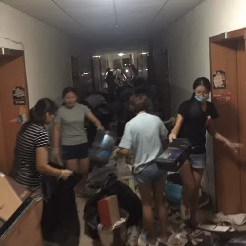 Đây không phải lần đầu tiên hình ảnh rác thải ngập ngụa ở ký túc xá. Trước đó, mạng xã hội Trung Quốc từng đăng tải cảnh tượng ngập rác của ký túc xá Học viện Hậu cần Hồ Nam. Sau khi các sinh viên dọn dẹp phòng để chuyển sang ký túc xá mới thì chất thải đã bị chất đống lên và không được dọn dẹp, mọi thứ đều bẩn thỉu, ngổn ngang.